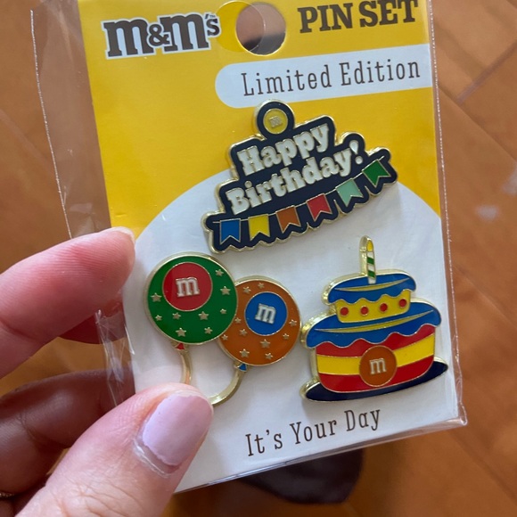 M&M fleece blanket & fashion pin bundle - Picture 3 of 11